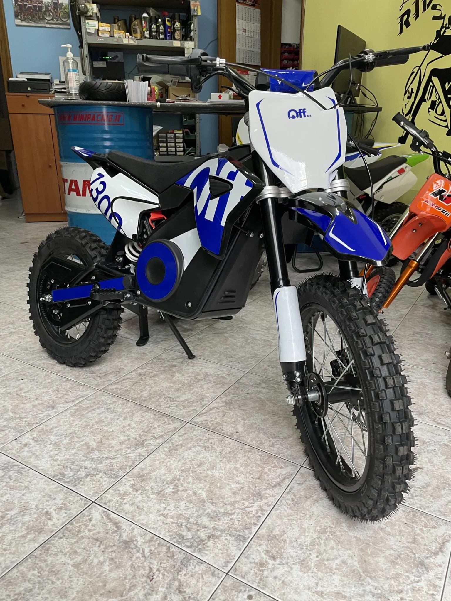 Pit bike elettrica OFFMX 1300W litio ruote 14″12″, foto 3
