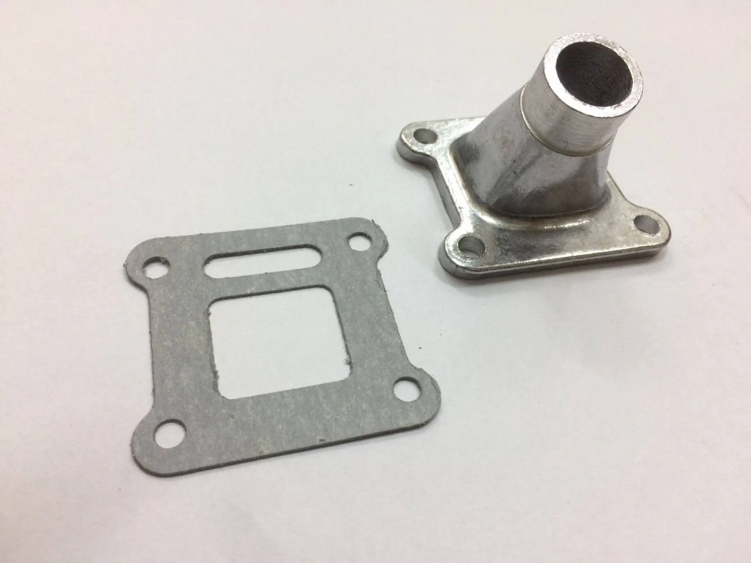 Collettore in alluminio per montare carburatore Dellorto sha 15/15 o 16/16