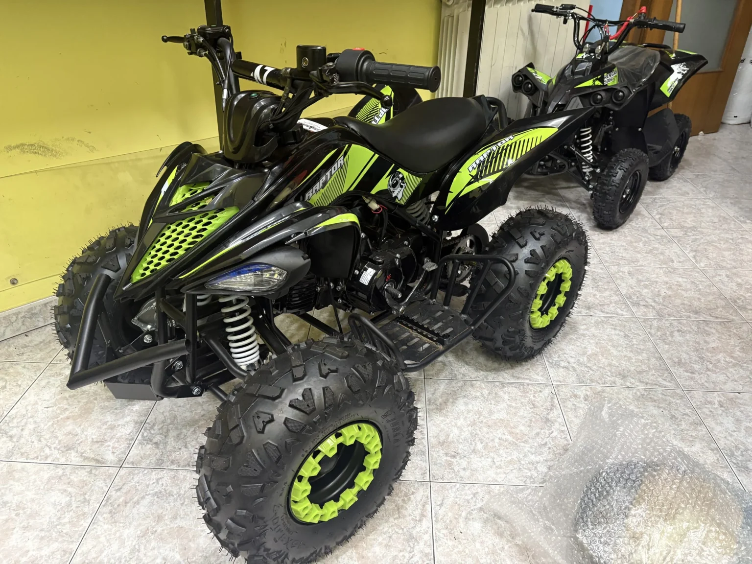 Quad Explorer 110cc 4T ruota 7″ avviamento elettrico, luci, telecomando, retromarcia