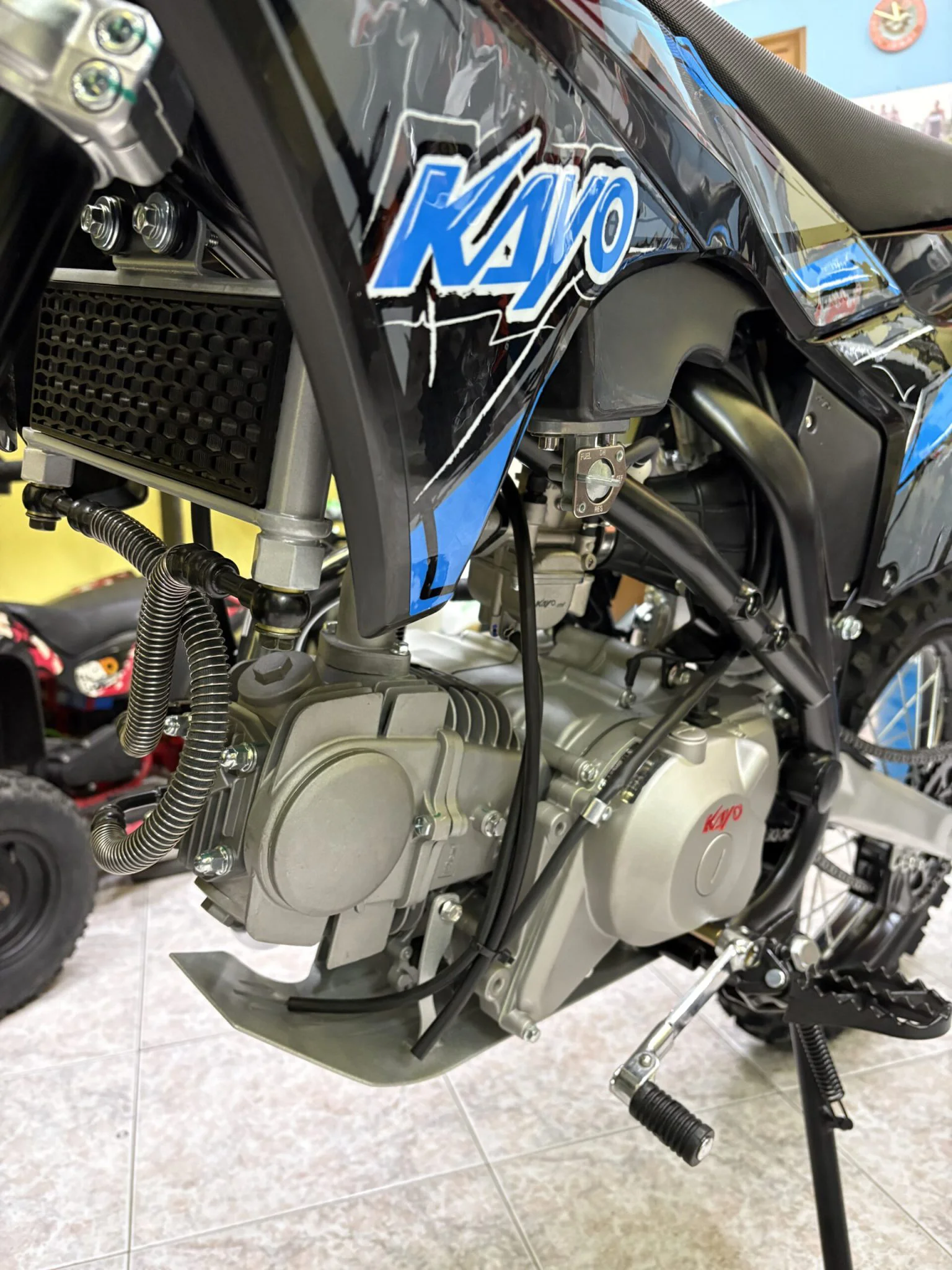 Pit bike Kayo 140cc 4T, 4 marce, ruota 16″i9″, avviamento elettrico, foto 4