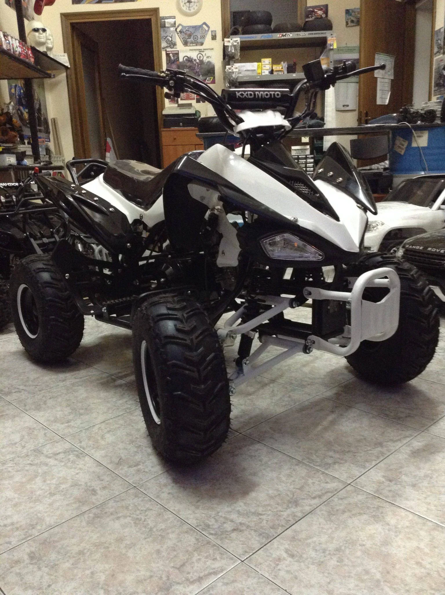 Quad Yama Look 125cc 4T ruota 7″ avviamento elettrico, luci, telecomando, retromarcia