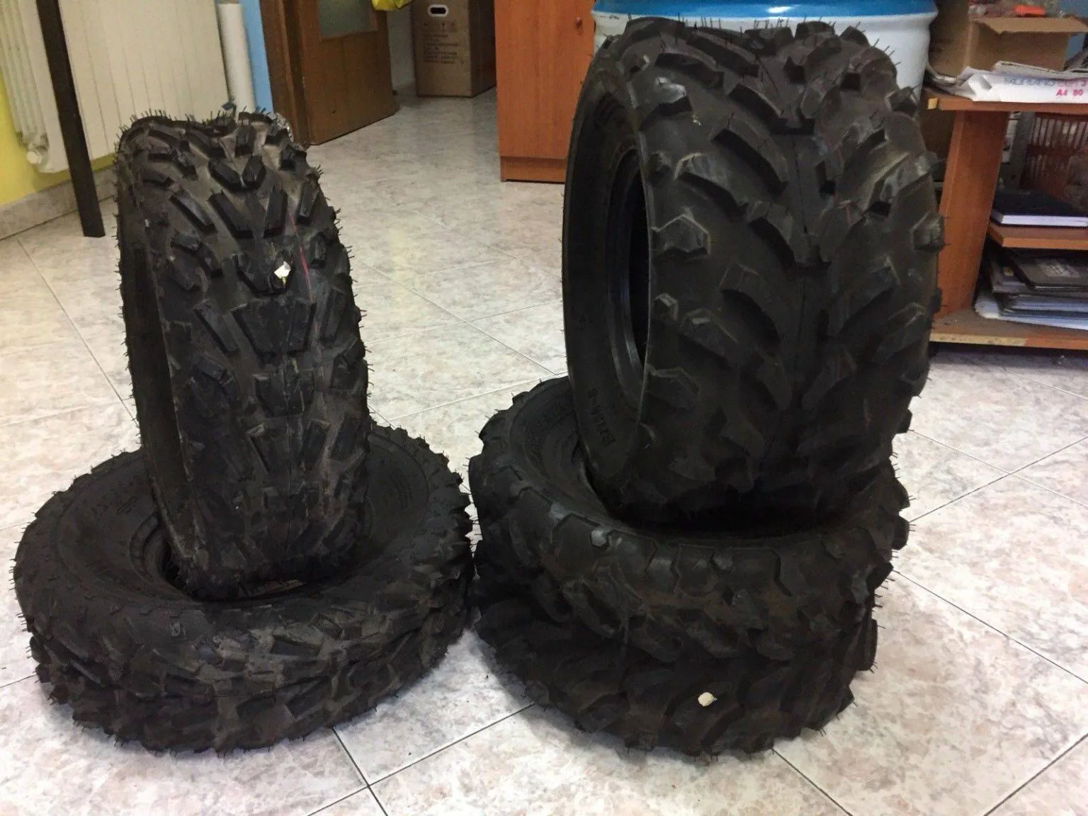 Treno completo di 4 gomme 2 18x9, 50-8+2 19x7-8 unilli