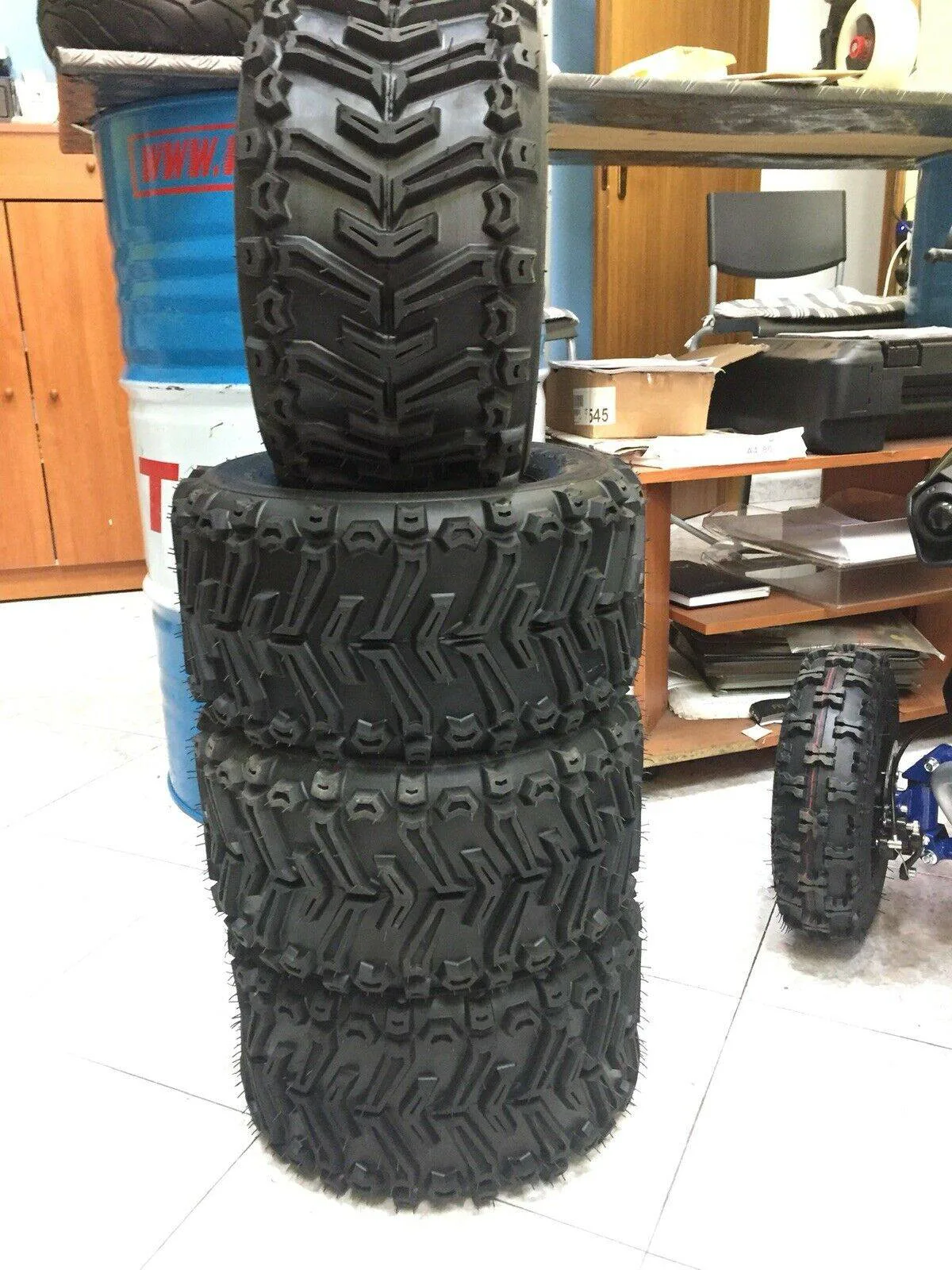 Treno completo di 4 pneumatici 16x8-7